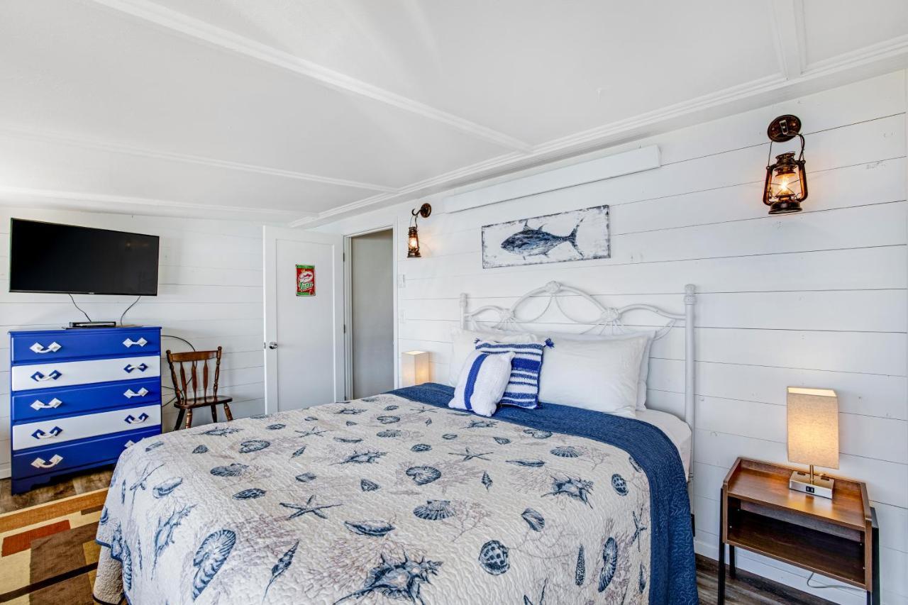 Fisherman'S Dream Boat House Garibaldi Exterior photo
