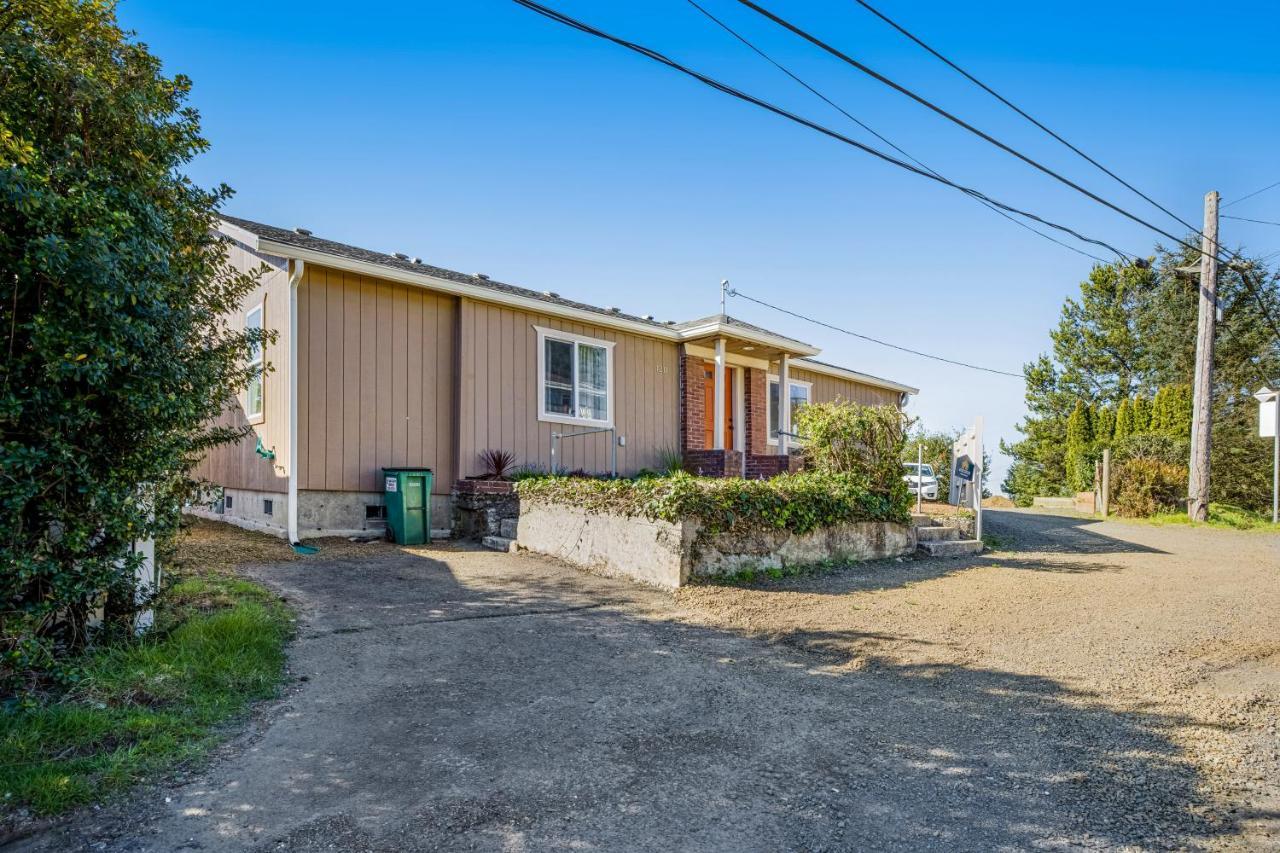 Fisherman'S Dream Boat House Garibaldi Exterior photo