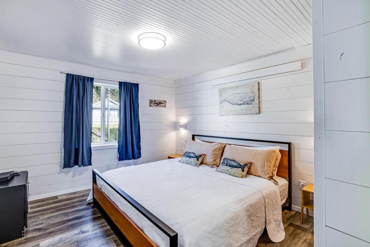 Fisherman'S Dream Boat House Garibaldi Exterior photo