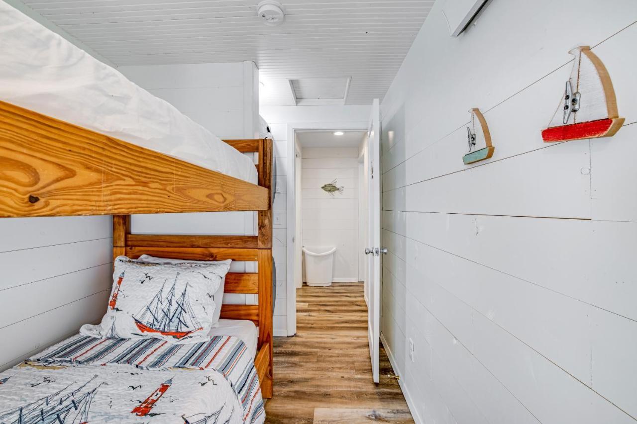 Fisherman'S Dream Boat House Garibaldi Exterior photo