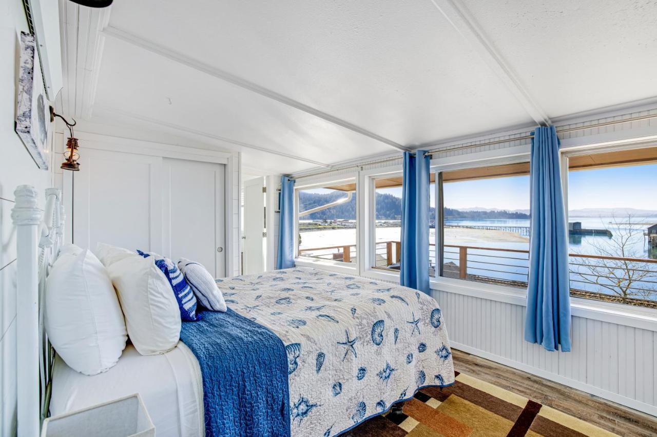 Fisherman'S Dream Boat House Garibaldi Exterior photo