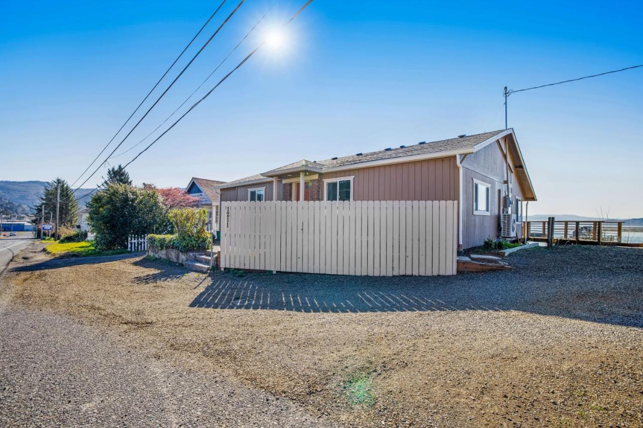 Fisherman'S Dream Boat House Garibaldi Exterior photo